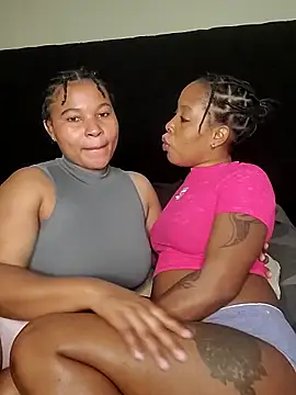 Snapshot of R-thequeen chatting on 11.27.25 R-thequeen online show from 11.27.25