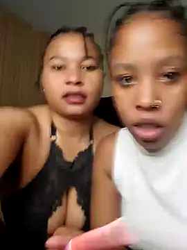 Snapshot of R-thequeen chatting on 12.01.25 R-thequeen online show from 12.01.25