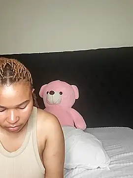 Snapshot of R-thequeen chatting on 02.25.26 R-thequeen online show from 02.25.26