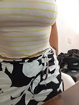 Snapshot of XGabrielaXX chatting on 12.17.25 XGabrielaXX online show from 12.17.25