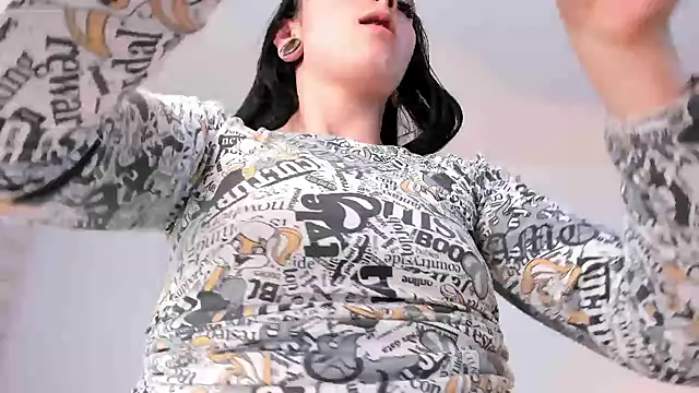 Snapshot of liaqueen610 chatting on 12.19.24 liaqueen610 online show from 12.19.24