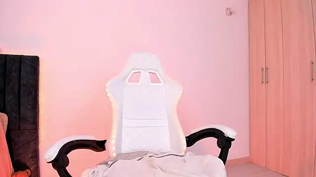 Snapshot of liaqueen610 chatting on 03.18.25 liaqueen610 online show from 03.18.25