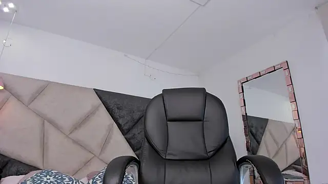 Snapshot of BarbaraKnox_ chatting on 06.20.26 BarbaraKnox online show from 06.20.26