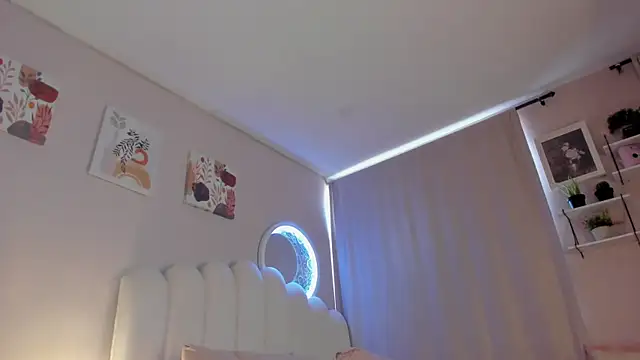 Snapshot of martinaaricci chatting on 10.23.25 martinaaricci online show from 10.23.25