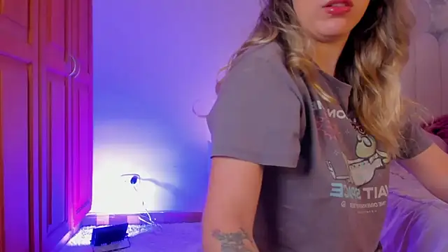 Snapshot of martinaaricci chatting on 10.30.25 martinaaricci online show from 10.30.25