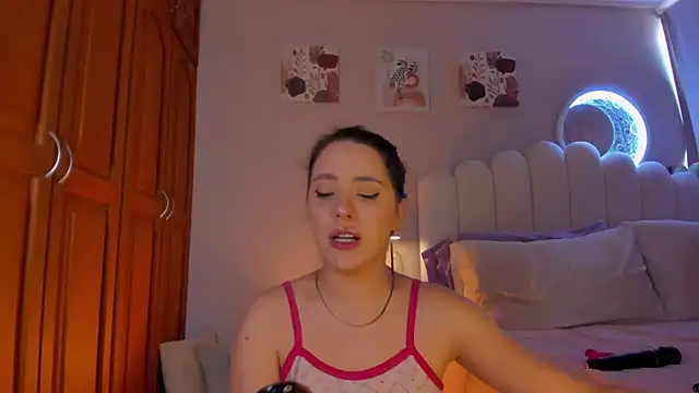 Snapshot of martinaaricci chatting on 12.15.25 martinaaricci online show from 12.15.25