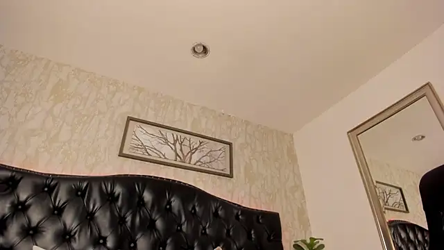 ChloeConnorr online show from 02.23.25