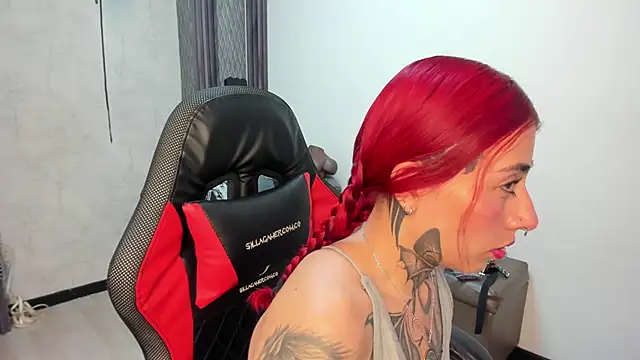 Snapshot of selene_red_ chatting on 06.11.26 selene red online show from 06.11.26