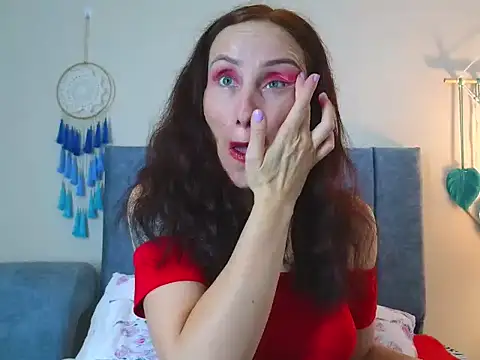 Snapshot of IberianMoonMK chatting on 11.20.25 IberianMoonMK online show from 11.20.25