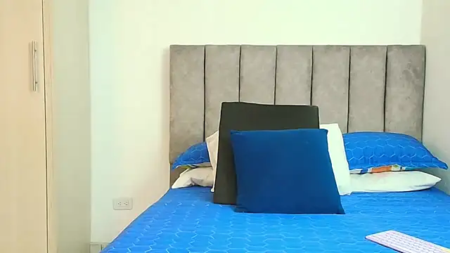 karina lewis  online show from 09.22.25