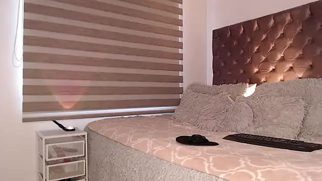 Snapshot of Roussmariehenao chatting on 10.28.25 Roussmariehenao online show from 10.28.25