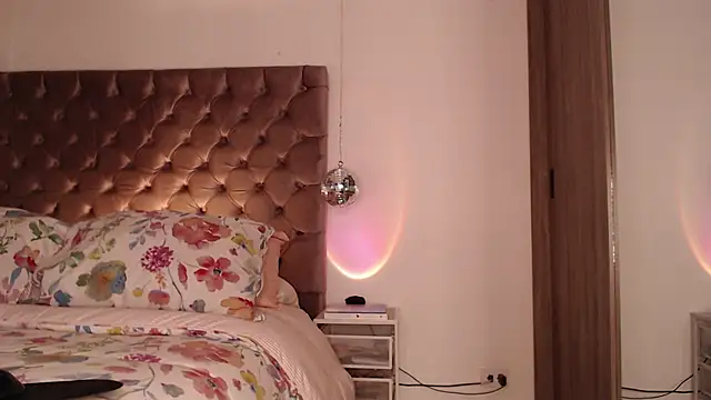 Roussmariehenao online show from 02.21.26