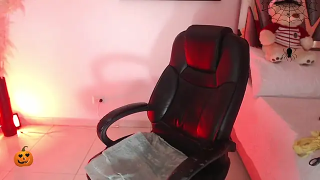 Snapshot of Victoria_Red01 chatting on 10.30.25 Victoria Red01 online show from 10.30.25