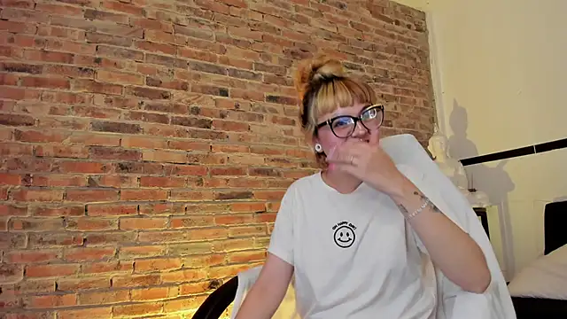 Snapshot of Sweet_Namii chatting on 02.15.25 Sweet Namii online show from 02.15.25