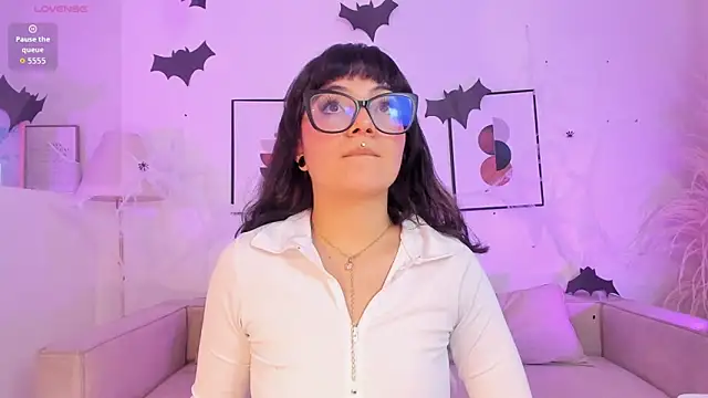 Snapshot of Sweet_Namii chatting on 10.27.25 Sweet Namii online show from 10.27.25