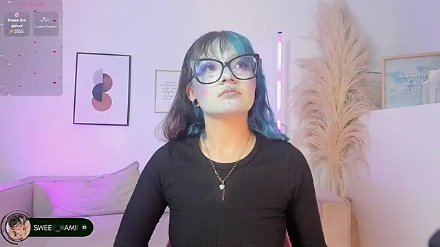 Snapshot of Sweet_Namii chatting on 11.24.25 Sweet Namii online show from 11.24.25