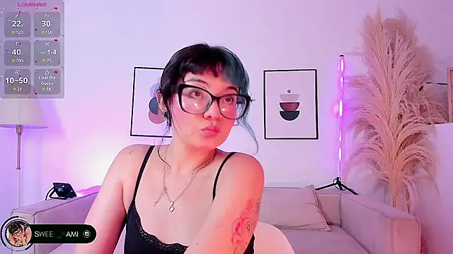 Snapshot of Sweet_Namii chatting on 12.04.25 Sweet Namii online show from 12.04.25