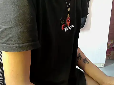 Snapshot of Destiny_Desire chatting on 11.20.25 Destiny Desire online show from 11.20.25