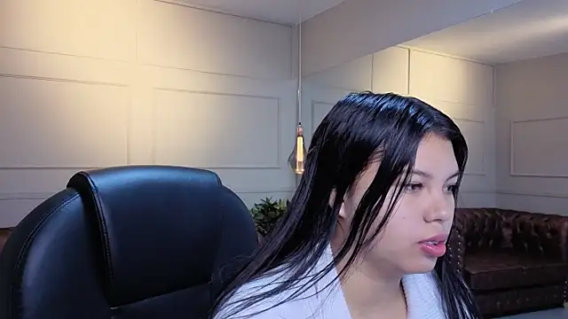 Snapshot of ISA__CUTEE chatting on 11.18.25 ISA CUTEE online show from 11.18.25