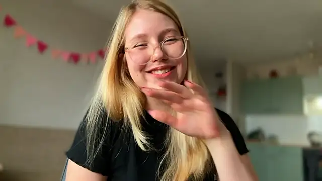 Snapshot of HoneyAudrey chatting on 10.23.25 HoneyAudrey online show from 10.23.25