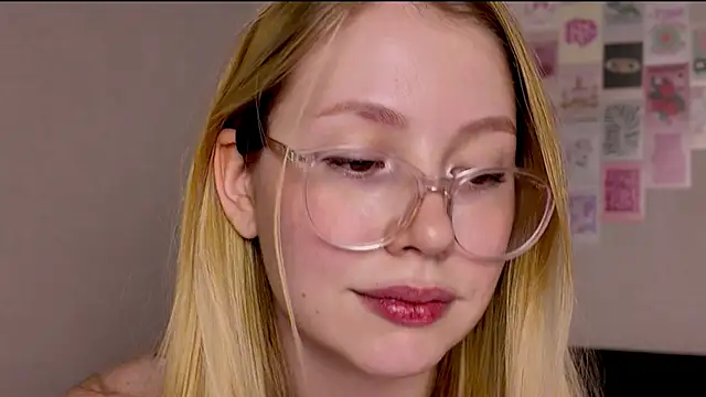 Snapshot of HoneyAudrey chatting on 12.05.25 HoneyAudrey online show from 12.05.25