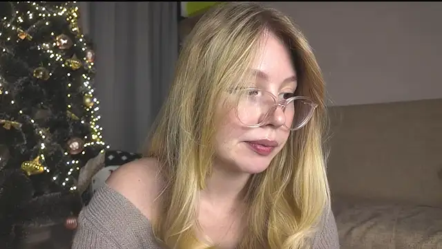 Snapshot of HoneyAudrey chatting on 12.18.25 HoneyAudrey online show from 12.18.25