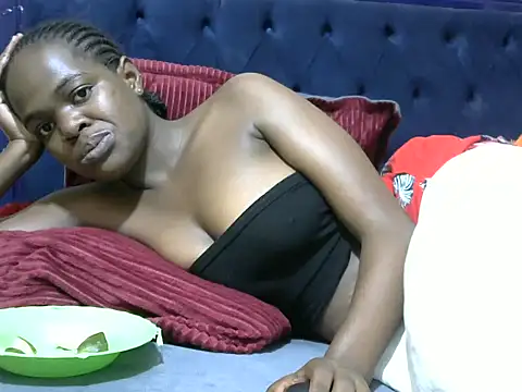 Snapshot of Creamy_dolly chatting on 12.02.25 Creamy dolly online show from 12.02.25