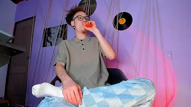 Snapshot of MrShaggy chatting on 02.10.25 MrShaggy online show from 02.10.25