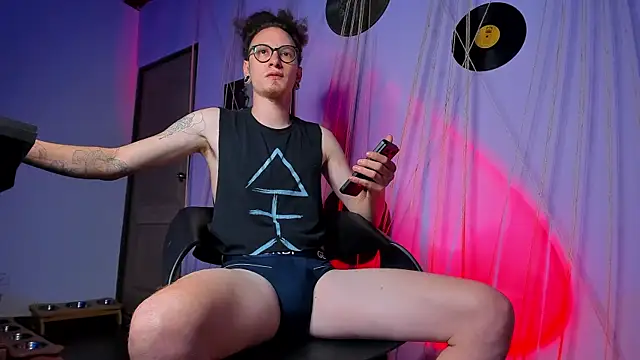 Snapshot of MrShaggy chatting on 02.19.25 MrShaggy online show from 02.19.25