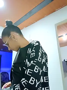 Snapshot of Leslly_ chatting on 04.25.26 Leslly online show from 04.25.26