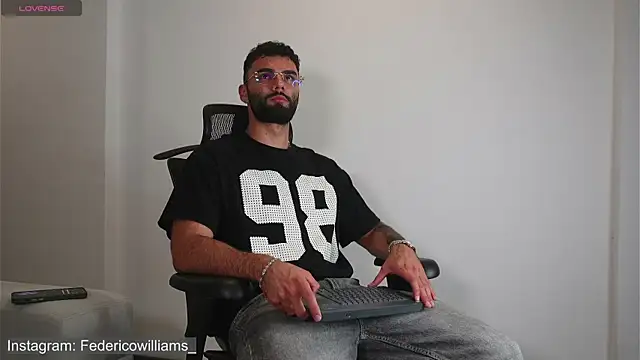 Snapshot of Derek_w chatting on 09.23.25 Derek w online show from 09.23.25