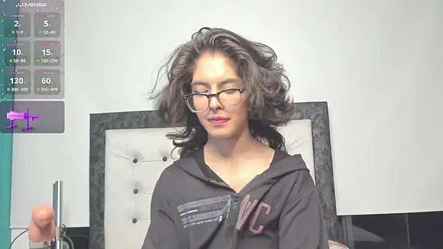 Snapshot of SelenaGmez chatting on 01.18.25 SelenaGmez online show from 01.18.25