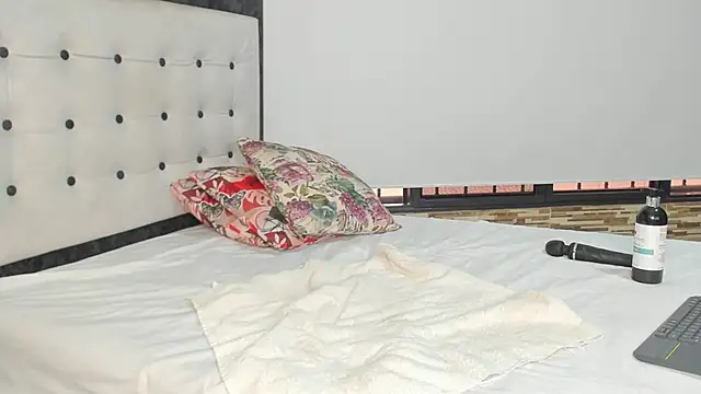 Snapshot of SelenaGmez chatting on 02.14.25 SelenaGmez online show from 02.14.25