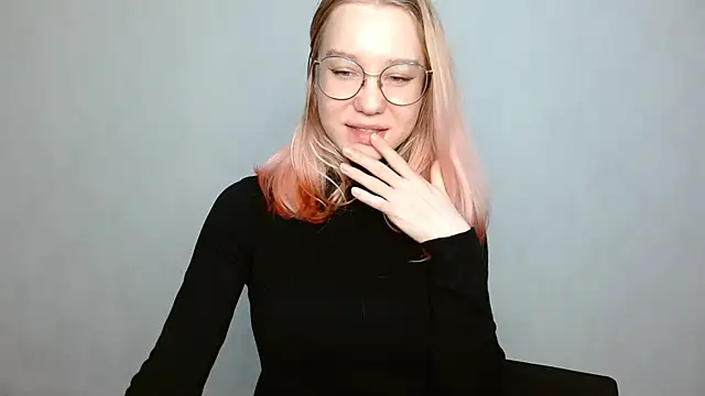 Snapshot of cindi_hot chatting on 12.26.24 cindi hot online show from 12.26.24