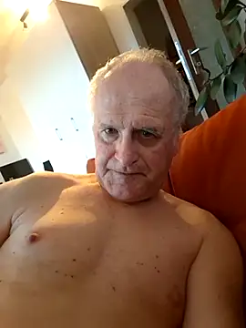 Snapshot of Milkasahne64 chatting on 10.03.25 Milkasahne64 online show from 10.03.25