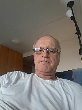 Snapshot of Milkasahne64 chatting on 10.10.25 Milkasahne64 online show from 10.10.25