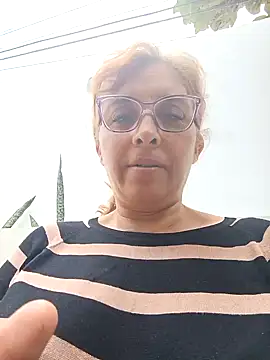 Snapshot of leona- chatting on 02.11.25 leona- online show from 02.11.25