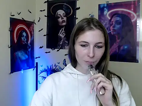 Snapshot of StrangerGi chatting on 11.04.25 StrangerGi online show from 11.04.25