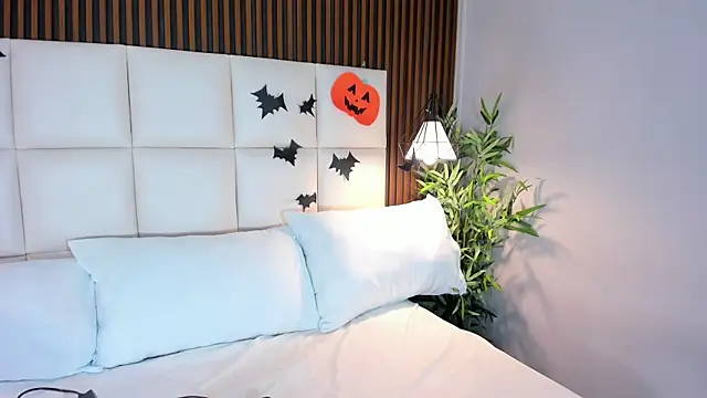 Snapshot of CailynBrowm chatting on 10.28.25 CailynBrowm online show from 10.28.25