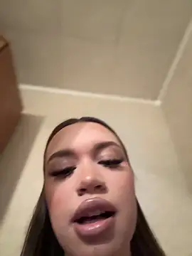 Snapshot of bunnyrich chatting on 12.19.25 bunnyrich online show from 12.19.25