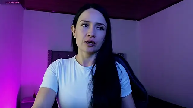 Snapshot of cristal_hilton_10 chatting on 12.14.25 cristal hilton 10 online show from 12.14.25