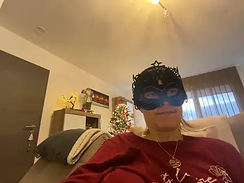 Marilou1983 online show from 12.22.24