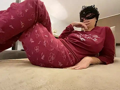 Marilou1983 online show from 01.14.25