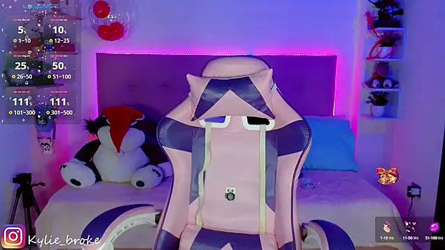 Snapshot of Kylie_brokee chatting on 12.19.24 Kylie brokee online show from 12.19.24