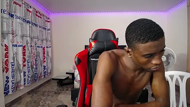 Snapshot of Couplex_sexx chatting on 10.28.25 Couplex sexx online show from 10.28.25