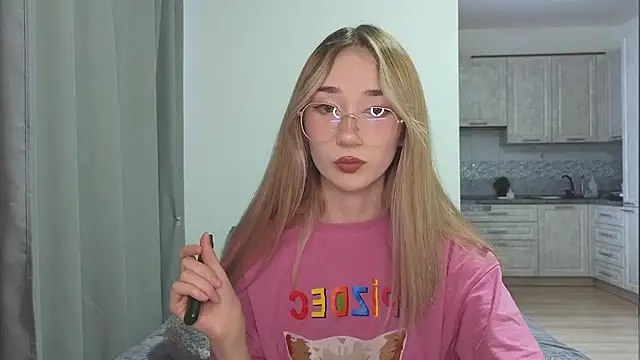 Snapshot of VikiSea chatting on 03.13.25 VikiSea online show from 03.13.25