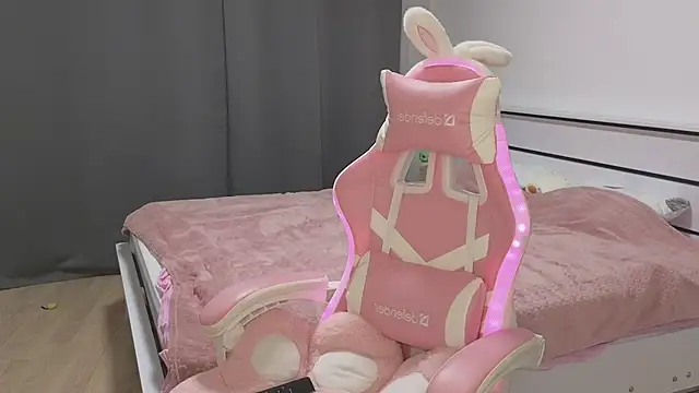 Snapshot of VikiSea chatting on 09.10.25 VikiSea online show from 09.10.25