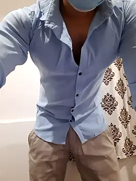 Snapshot of Guyinshortss chatting on 09.20.25 Guyinshortss online show from 09.20.25