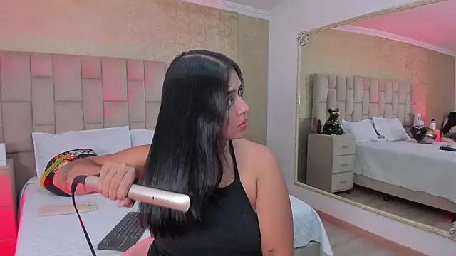 Snapshot of EmmaTorres_ chatting on 03.19.25 EmmaTorres online show from 03.19.25