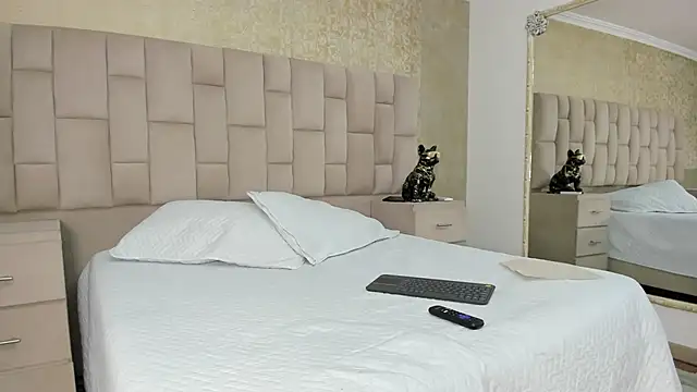 Snapshot of EmmaTorres_ chatting on 09.14.25 EmmaTorres online show from 09.14.25